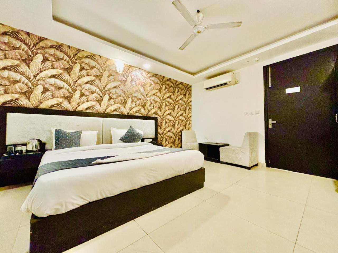 The Bellwood Suites Near Igi Airport Neu-Delhi Exterior foto
