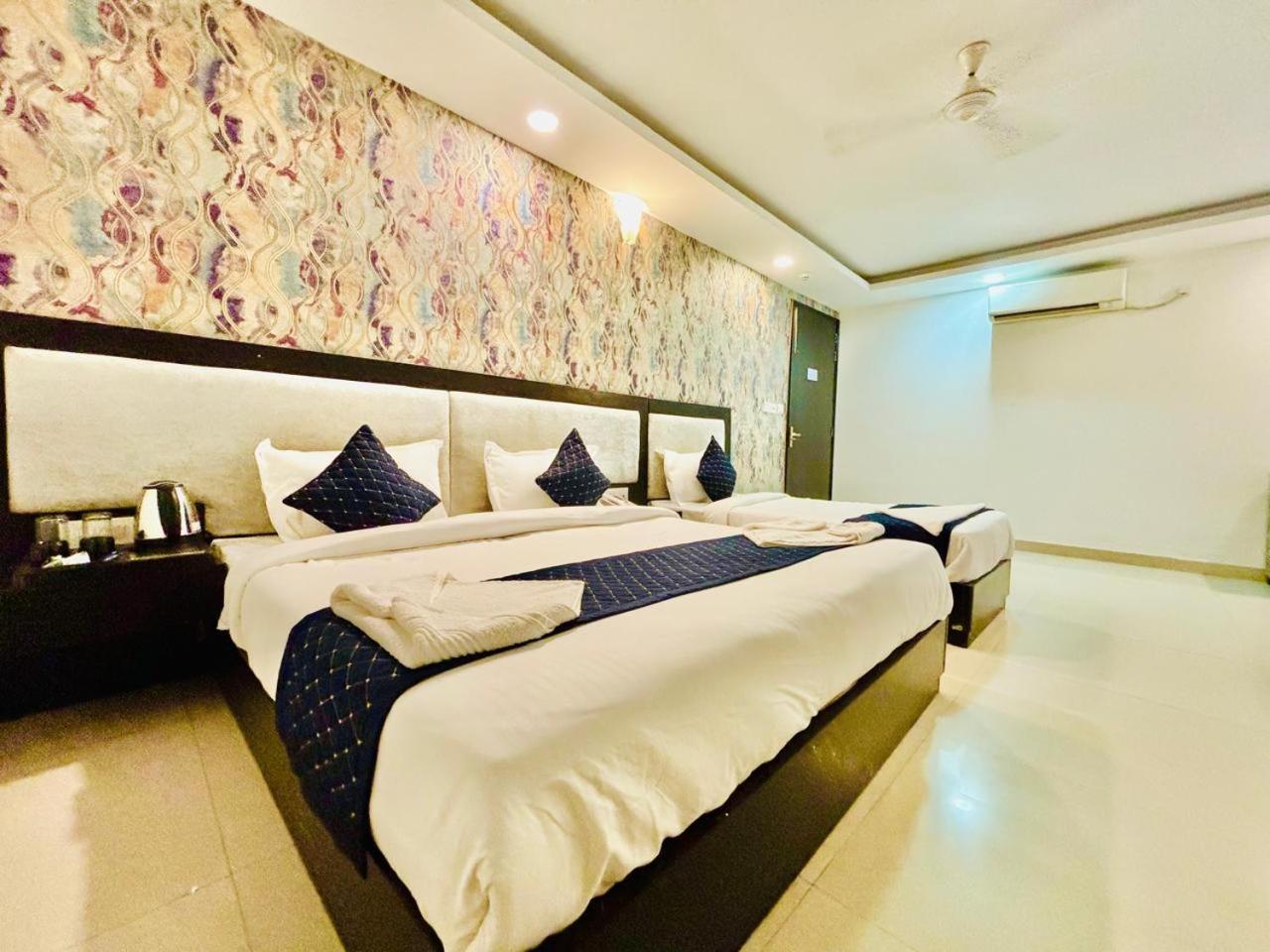 The Bellwood Suites Near Igi Airport Neu-Delhi Exterior foto